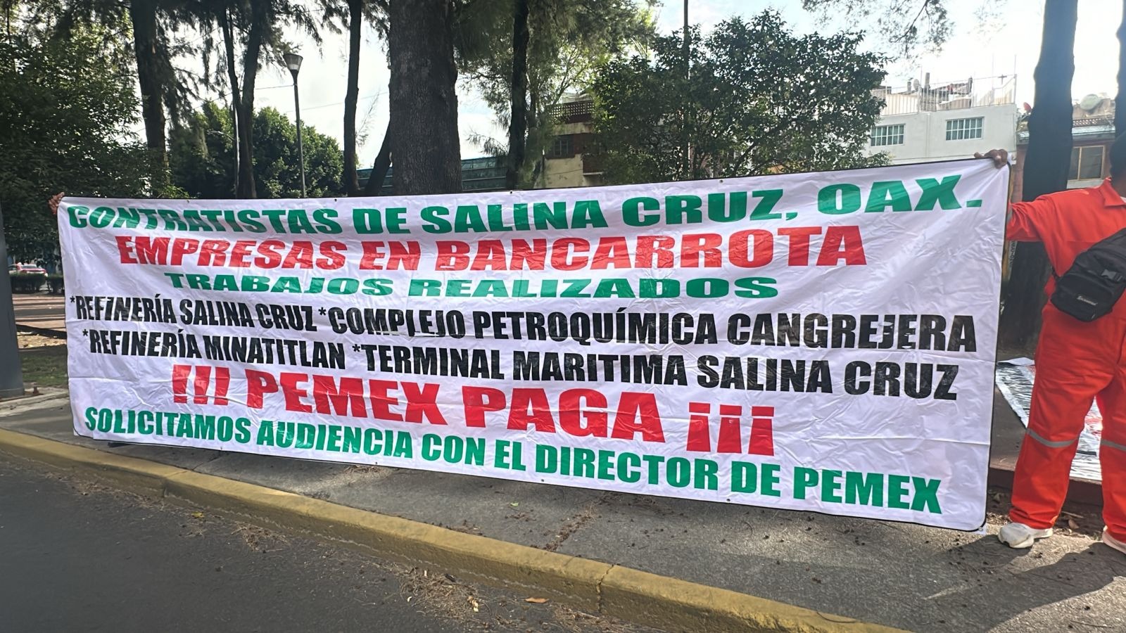 Ahora protestan contratistas de Pemex, les adeudan trabajos de mantenimiento en la refinería de Salina Cruz