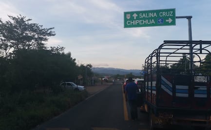 Damnificados del 7-S bloquean carretera en el Istmo, no hay paso para Huatulco