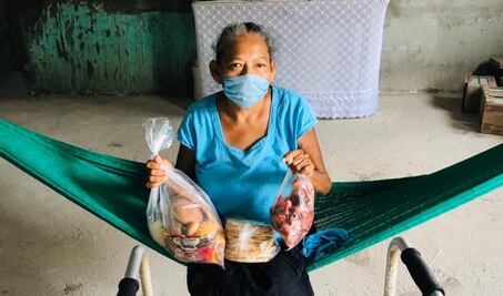 Desde Londres, ancianas zapotecas reciben canastas tradicionales para ayudarlas en la pandemia