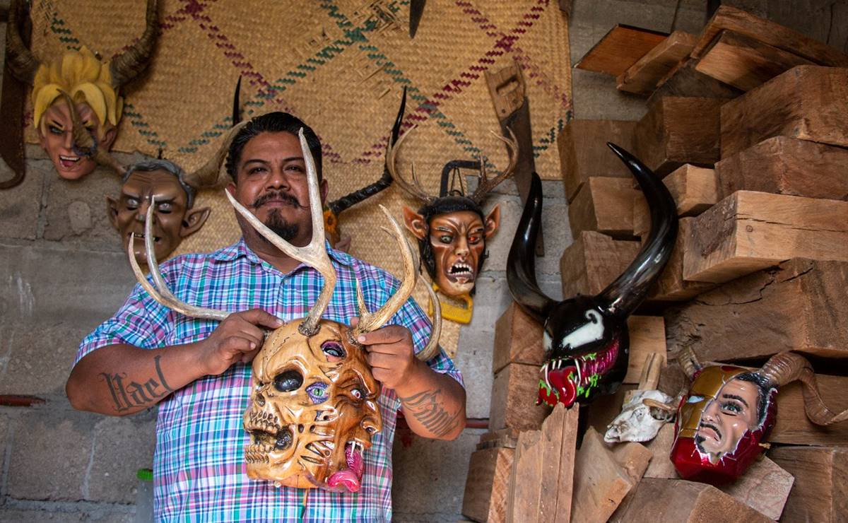 El artesano que dio vida en madera al Tabayuco, espíritu cuidador del monte en la Mixteca de Oaxaca