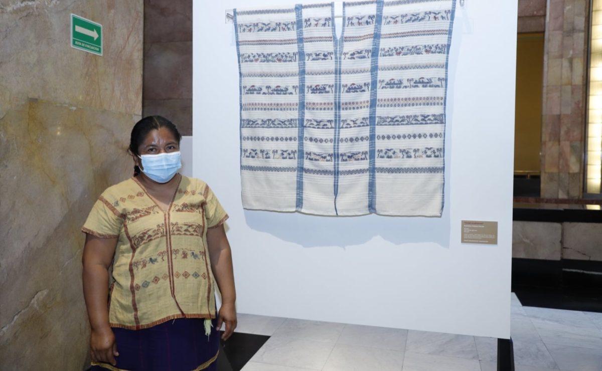 Artesana textil de San Mateo del Mar, Oaxaca, obtiene premio Bicentenario 2021 por huipil tradicional ikoots