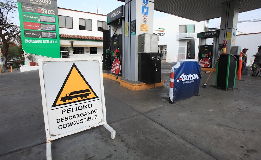 Cierran gasolinerías en Oaxaca, tras 48 horas de toma de instalaciones de Pemex por la Sección 22 del SNTE. Foto: Edwin Hernández