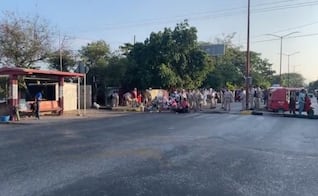 Familiares de personas detenidas bloquearon por segundo día la carretera Transístmica, entre Juchitán y Tehuantepec  