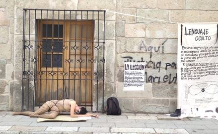 Artista se amarra a ventana del MACO para exigir la devolución de sus obras al gobierno de Oaxaca