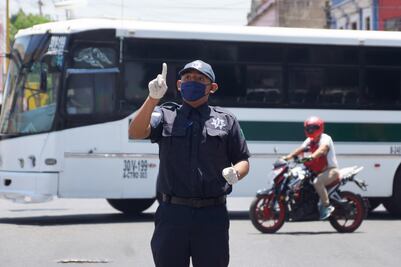 El único policía vial de Oaxaca que ayuda a enfrentar pandemia en lenguaje de señas