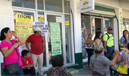 Damnificados del sismo se manifiestan en Banco Bienestar en Juchitán