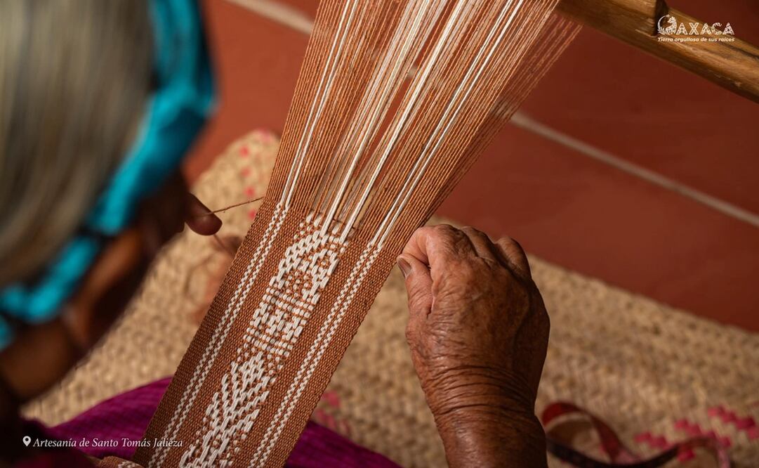Sumérgete en la riqueza artesanal de Oaxaca: barro, textiles, alebrijes, bordados y más, en una ruta cultural inolvidable. Foto: Oaxaca Travel.