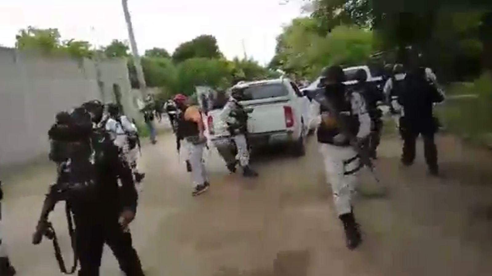 Pobladores de San Francisco del Mar, comunidad ikoots de Oaxaca, se enfrentan con elementos de la Guardia Nacional