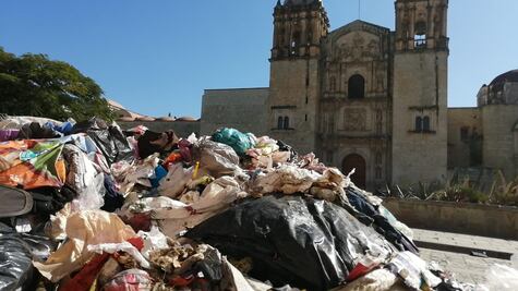 Trabajadores de limpia arrojan basura en calles del Centro Histórico de Oaxaca, en protesta contra edil