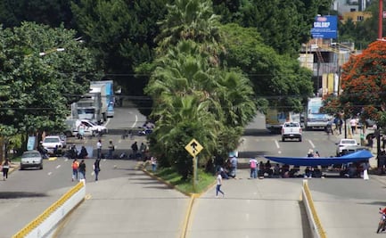 Docentes de Educación Indígena bloquean, por segundo día consecutivo, principales vialidades de la ciudad de Oaxaca