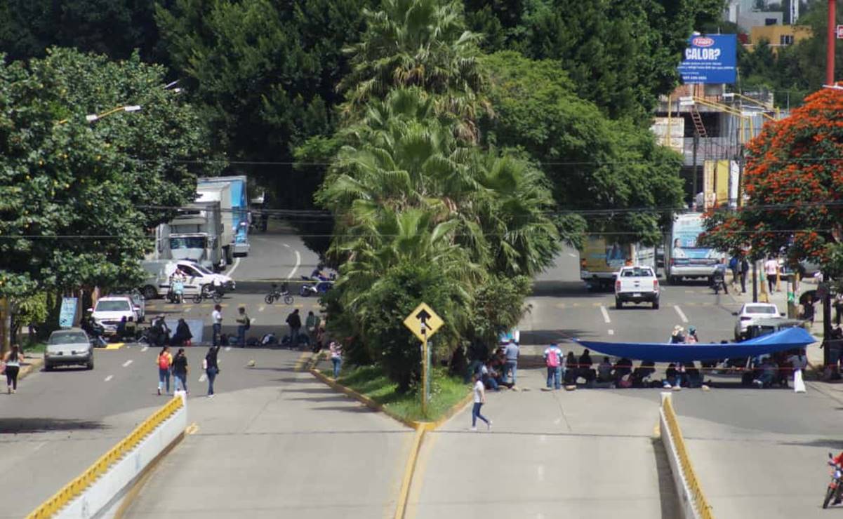 Docentes de Educación Indígena bloquean, por segundo día consecutivo, principales vialidades de la ciudad de Oaxaca