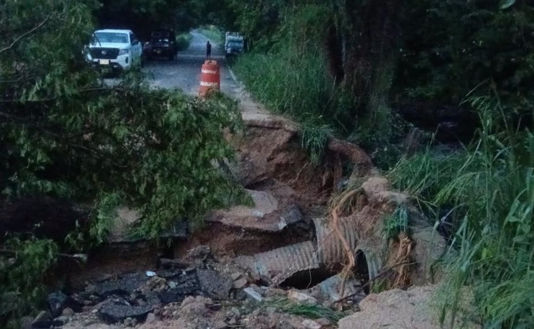 Fuertes lluvias provocaron el corte carretero entre Río Grande y Juquila. Foto: Especial