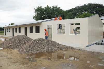 Incumplen con plazo para entregar aulas