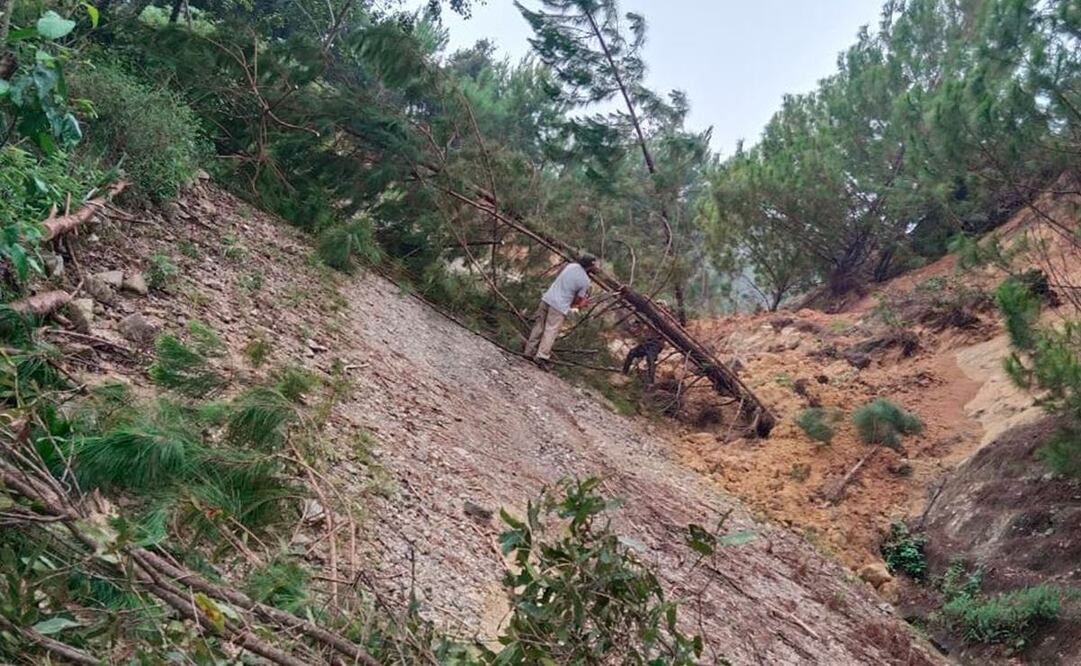 Lluvias dejan deslaves en carreteras y comunidades incomunicadas en Oaxaca. Fotos: Especiales