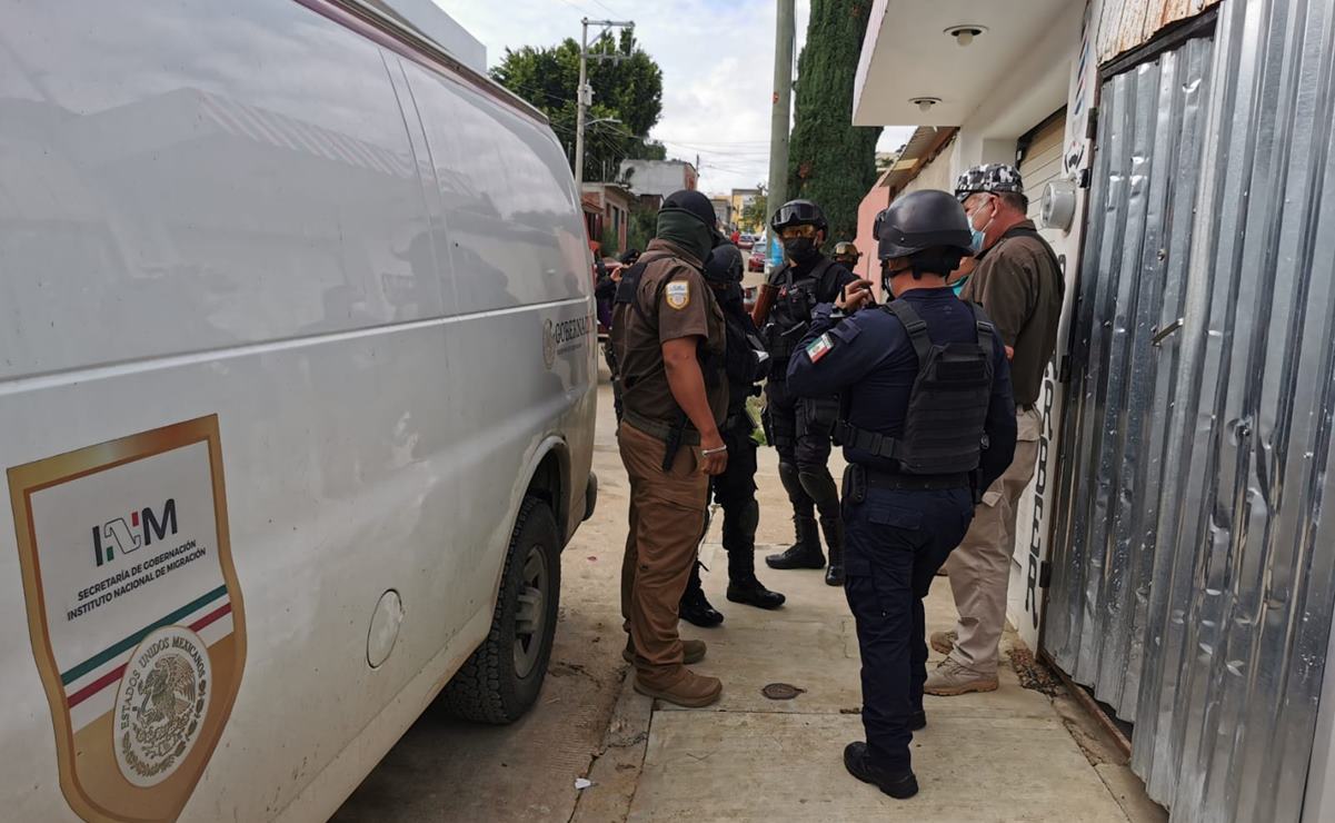 Detienen a policías de la ciudad de Oaxaca por extorsionar a “polleros” que tenían retenidos a migrantes