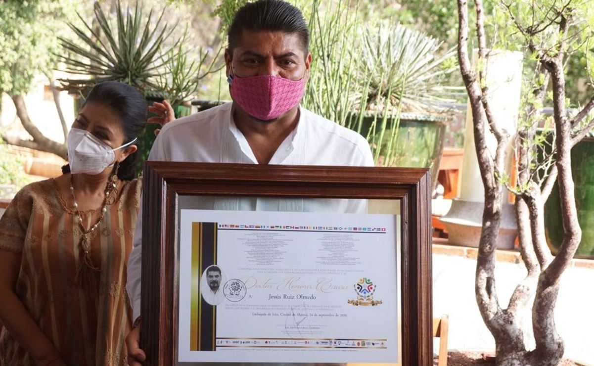 Entregan Honoris Causa al candidato Jesús Ruiz Olmedo, por su labor a favor de la ciudad de Oaxaca