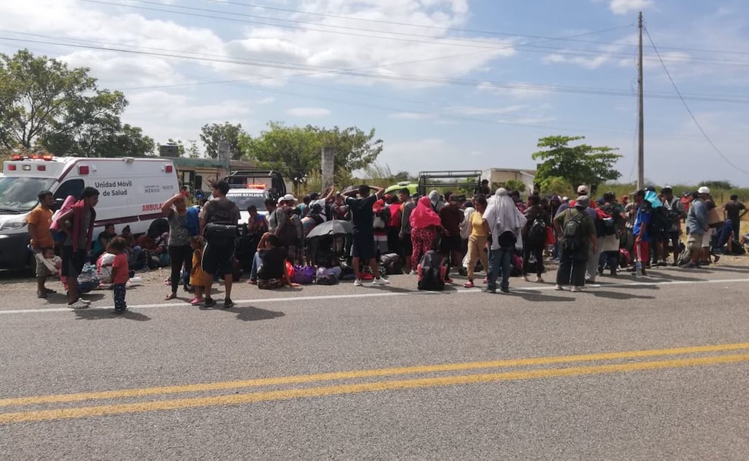 Edil de Zanatepec impide acceso de caravana de mil 500 migrantes que avanza por Oaxaca. Foto: Especial