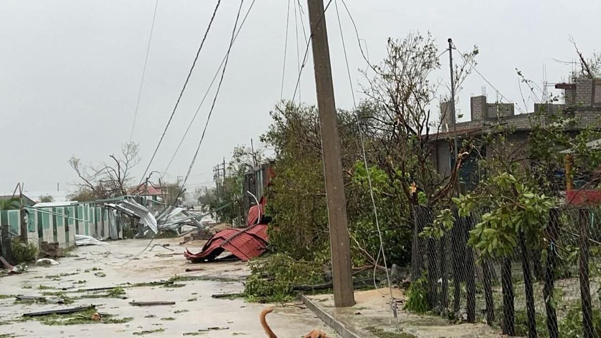 Inicia remoción de escombros y limpieza en municipios de la Costa de Oaxaca afectados por Erick. Foto: Juan Carlos Zavala
