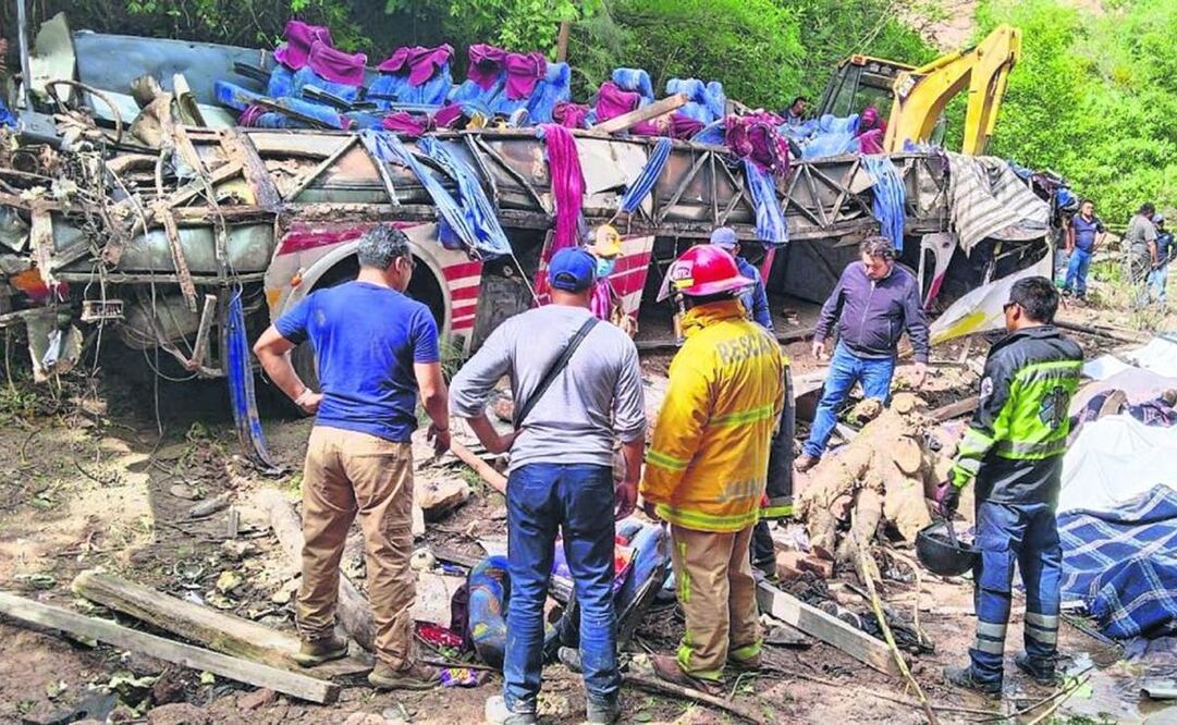 Línea de autobuses que causó 30 muertes en Oaxaca sigue operando; no ha sido inspeccionada. Fotos: Juana García