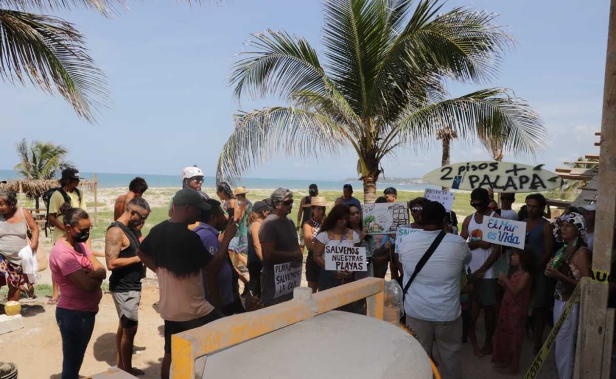 Surfistas cierran playa Punta Zicatela, en Puerto Escondido; acusan que hotel viola reglas de construcción. Fotos: Cortesía