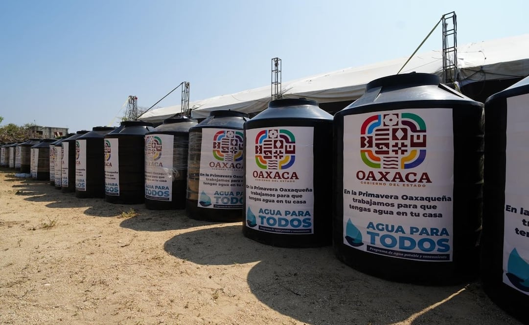 El gobierno de Oaxaca regaló tinacos en Salina Cruz, pese a que muchas colonias no tienen agua. Foto: Especial