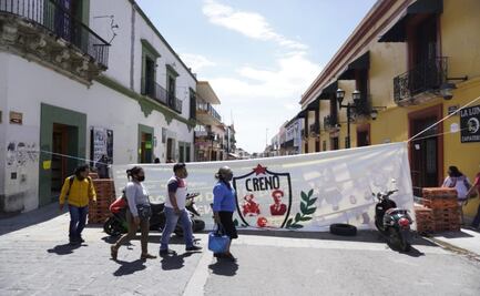 Normalistas bloquean en edificio de la Sección 22; piden apoyo para continuar sus clases a distancia