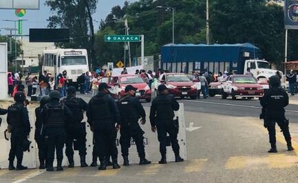 Normalistas bloquean aeropuerto de Oaxaca en tercer día de protestas; "sus peticiones fueron atendidas": IEEPO