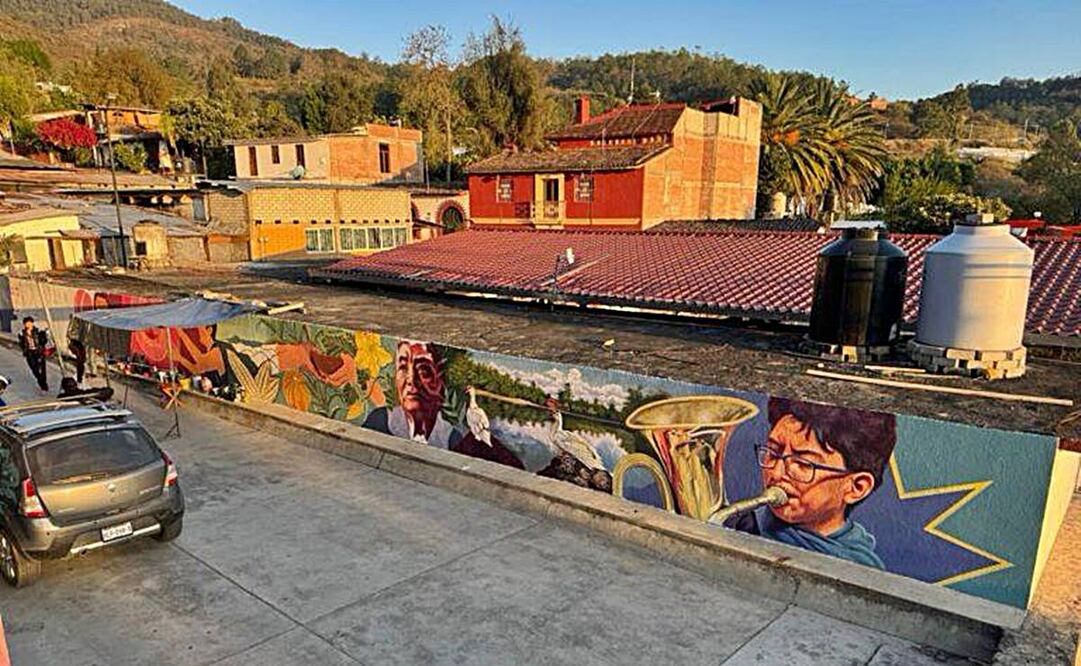 Este mural revalora los alimentos cultivados por los campesinos y destaca elementos que caracterizan a Guelatao. Foto: Cortesía Consorcio para el Diálogo Parlamentario y la Equidad