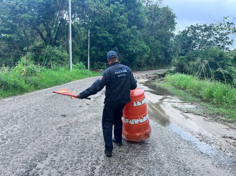 Un gran socavón sobre la carretera de San Marcos Zacatepec causado por la tormenta tropical Boris. Foto: Especial