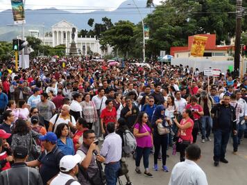 "2 de octubre no se olvida": Marchan normalistas de Oaxaca, piden justicia a 51 años del 68