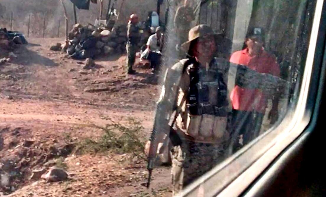 Un grupo de 10 hombres armados instaló un retén a la altura de la comunidad de Bacacoragua, sobre la carretera Badiraguato-Guadalupe y Calvo. Foto: Especial