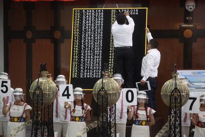 Cae en una escuela de Oaxaca uno de los cachitos ganadores de la rifa del avión presidencial