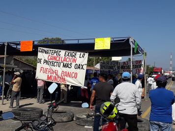 Bloquean carretera federal e impiden paso a Chiapas; denuncian privatización del agua