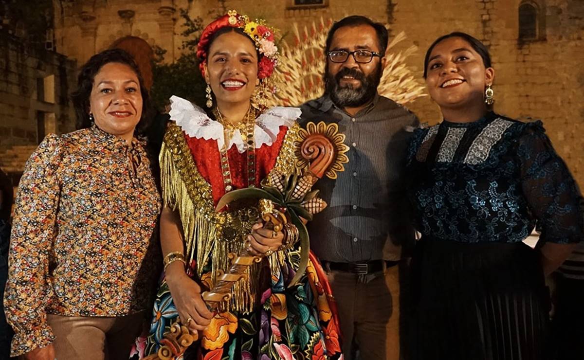 Familia artesana de la Mixteca de Oaxaca, creadora del cetro de la Diosa Centéotl, emblema de la Guelaguetza