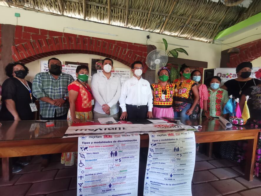 Presentan muxes trans del Istmo de Oaxaca carteles para prevenir la discriminación
