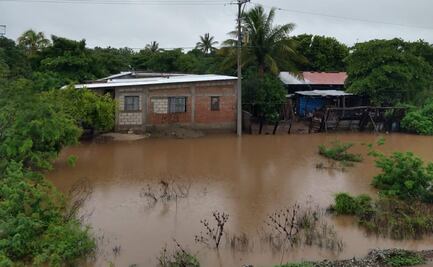Van 15 colonias inundadas en Ixtepec, Oaxaca, y 300 familias afectadas por fuertes lluvias