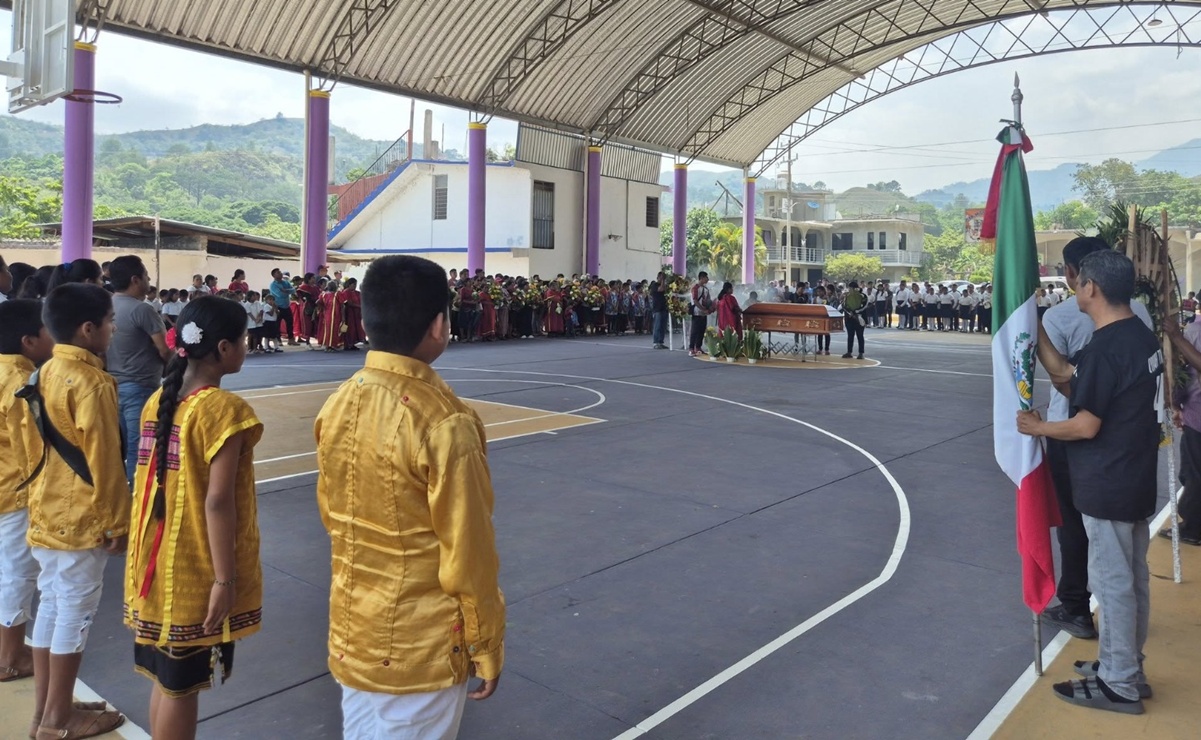 En la cancha de básquet, rinden homenaje a Cutberto Hernández, entrenador de los niños triquis de Oaxaca