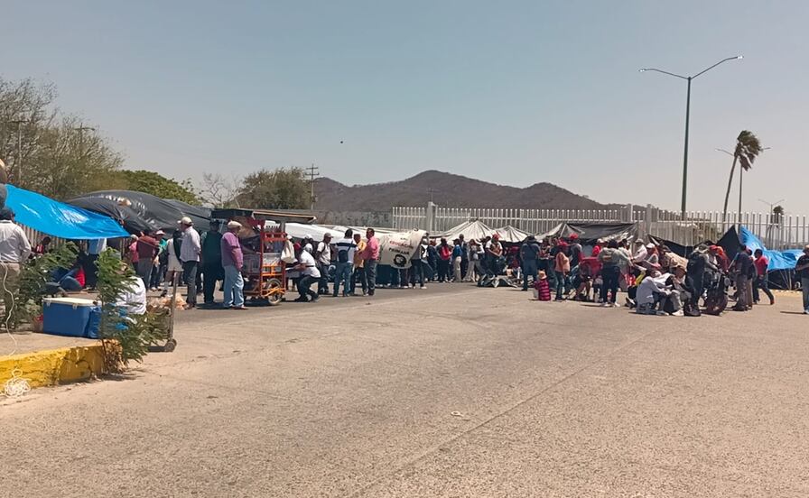 Sección 22 del SNTE bloquea refinería de Pemex en Salina Cruz para evitar distribución de combustible