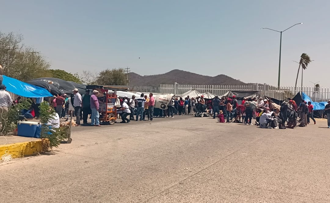 Sección 22 del SNTE realiza plantón en la refinería de Pemex en Salina Cruz. Foto: Especial