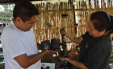 Nueva amenaza contra artesana de Coyotepec, Oaxaca: proponen en chat comunitario "atacarla con machete"