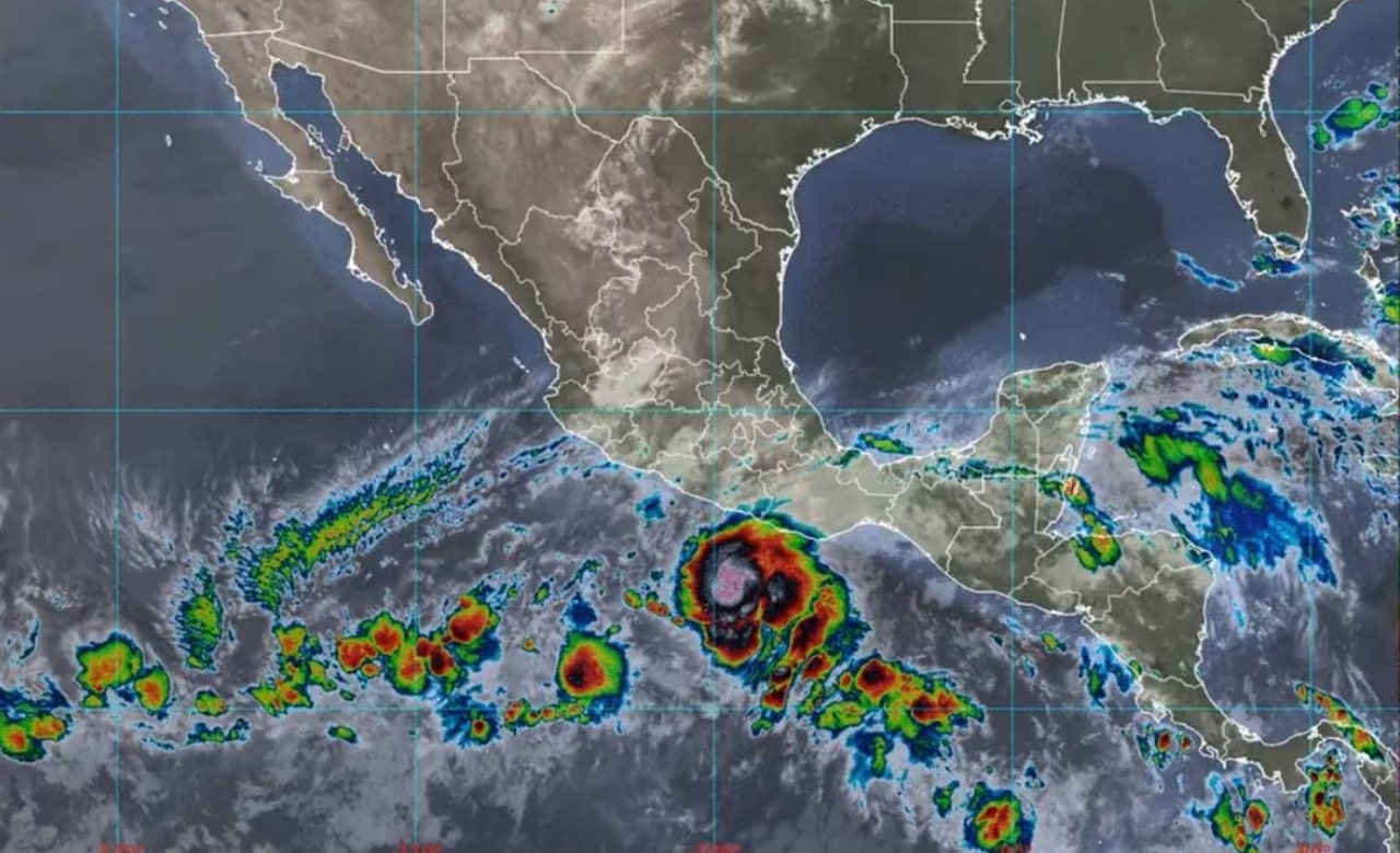 Huracán Agatha toca tierra como categoría 2 en Oaxaca con vientos de 165 kilómetros por hora