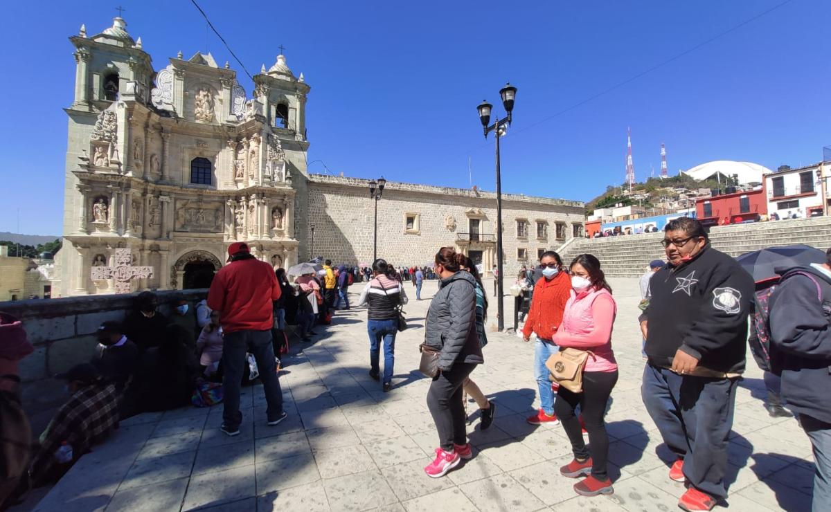 Comienzan pagos a trabajadores de la capital de Oaxaca; siguen en cruceros en espera de otra parte