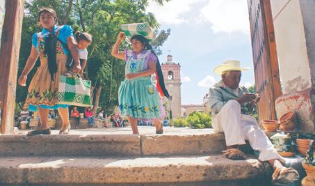 Oaxaqueña regresa de EU para traducir mensajes contra coronavirus en lenguas originarias