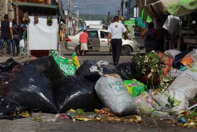 Comerciantes de Oaxaca vuelven a bloquear vialidades con basura