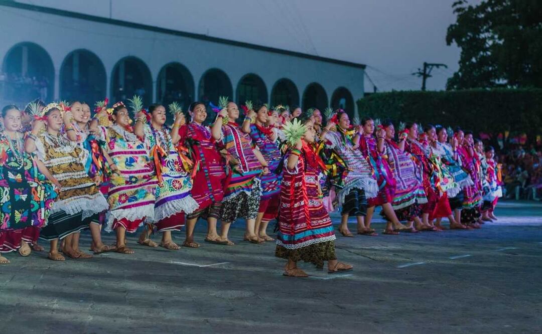 "Flor de Piña", legado de identidad de Oaxaca que trasciende a la Guelaguetza; llaman a conservar danza. Fotos: Antonio Mundaca