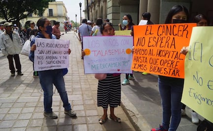 Protestan padres en Oaxaca por desabasto de medicamentos contra el cáncer en Hospital de la Niñez