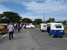 Maestros de la Sección 22 del SNTE incomunican la región del Istmo de Oaxaca con seis bloqueos carreteros