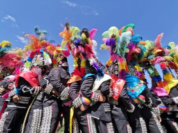 Con golpes y bailes, "viejos" y "caporales", celebran fiesta centenaria en San Pedro Ixtlahuaca