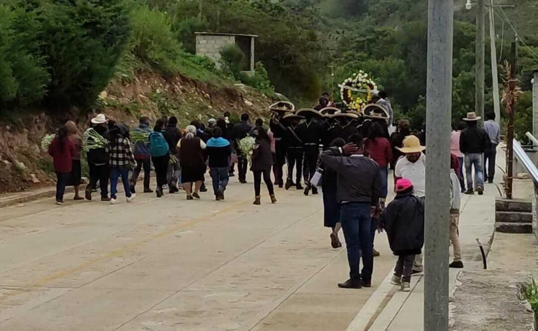 Familiares y amigos despiden en la Mixteca a Javier, uno de los 4 migrantes de Oaxaca fallecidos en tráiler de Texas. Foto: Juana García
