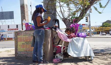 “Limpio parabrisas para que mí hija lo tenga todo, aquí puedo tenerla a mi lado”